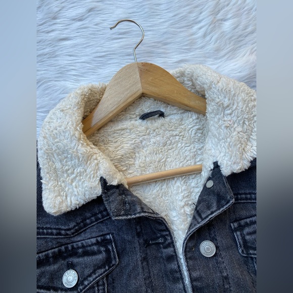 🌻TOPSHOP Oversized borg denim jacket
🌻bust-36
🌻sleevelength-23
🌻length-21 - Picture 5 of 6